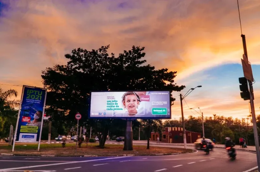  PAINEIS DE LED E A INTERATIVIDADE NO ESPACO URBANO